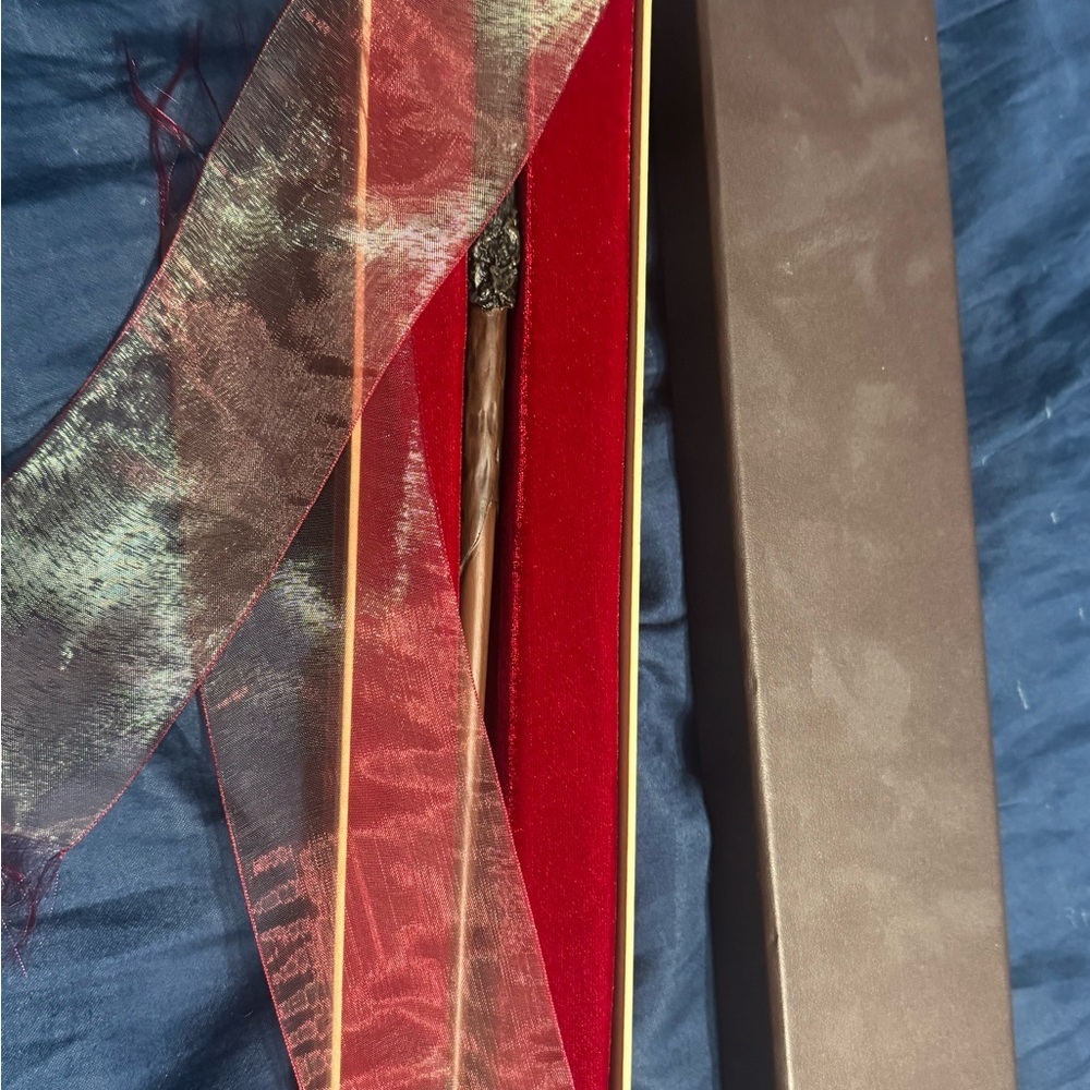 Harry Potter’s Wand in Velvet Collector Box – Great Condition!